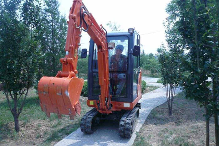 國產(chǎn)小型挖掘機